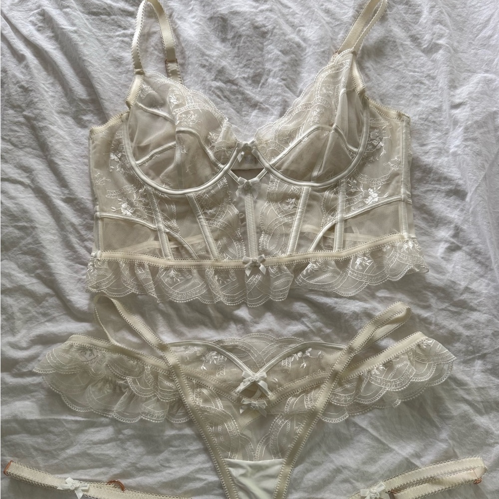 Lounge Ivory Lace Lingerie Set
